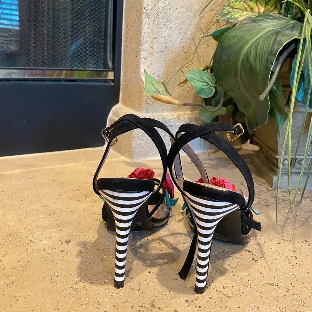 Beautiful Betsey Johnson Heels. - Picture 4 of 5